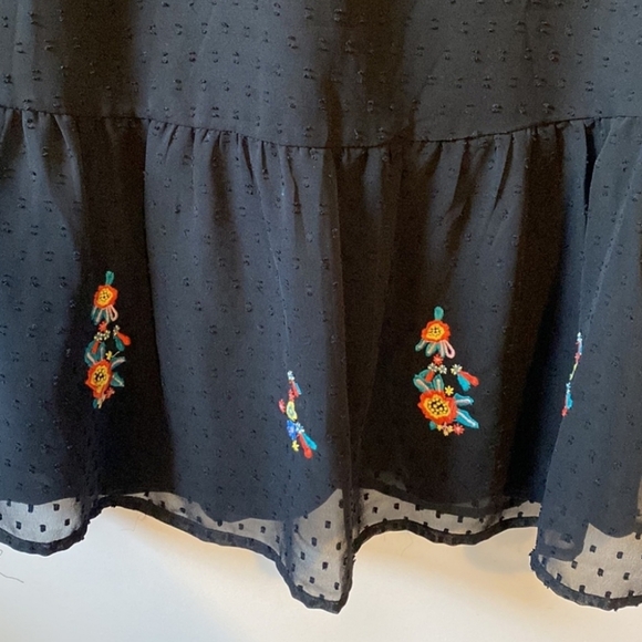 Beautiful embroidered black dress with sheer sleeves - Picture 5 of 6